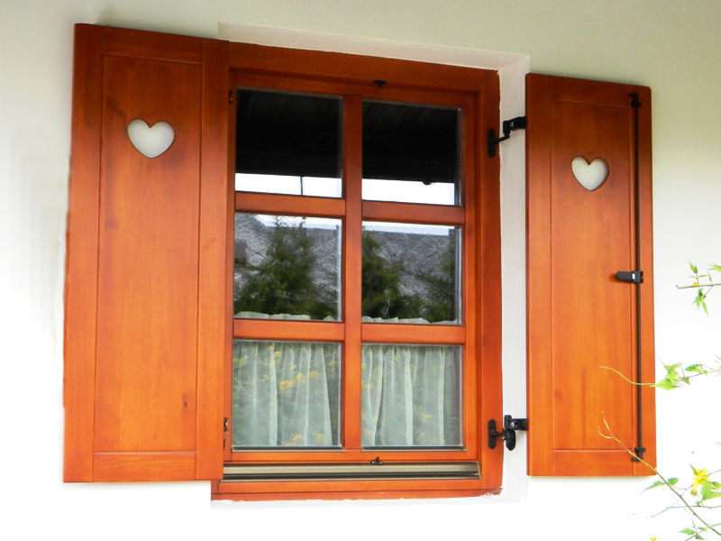 Karbantartás:  XGC 0035 -- Hydrocrom ápolófolyadék.  Az XGC 0035 segítségével a vastaglazúros szerkezetek egyszerűen és könnyedén ápolhatók. A  készítményt  évente  kétszer ( tavasszal és ősszel ) javasolt felhasználni.  A tiszta felületeket a készítménnyel átitatott mikroszálas kendő segítségével kell áttörölni. A két vékony réteg ápoló felvitelével lehet a nap káros sugarai által okozott filmréteg veszteségét pótolni. 